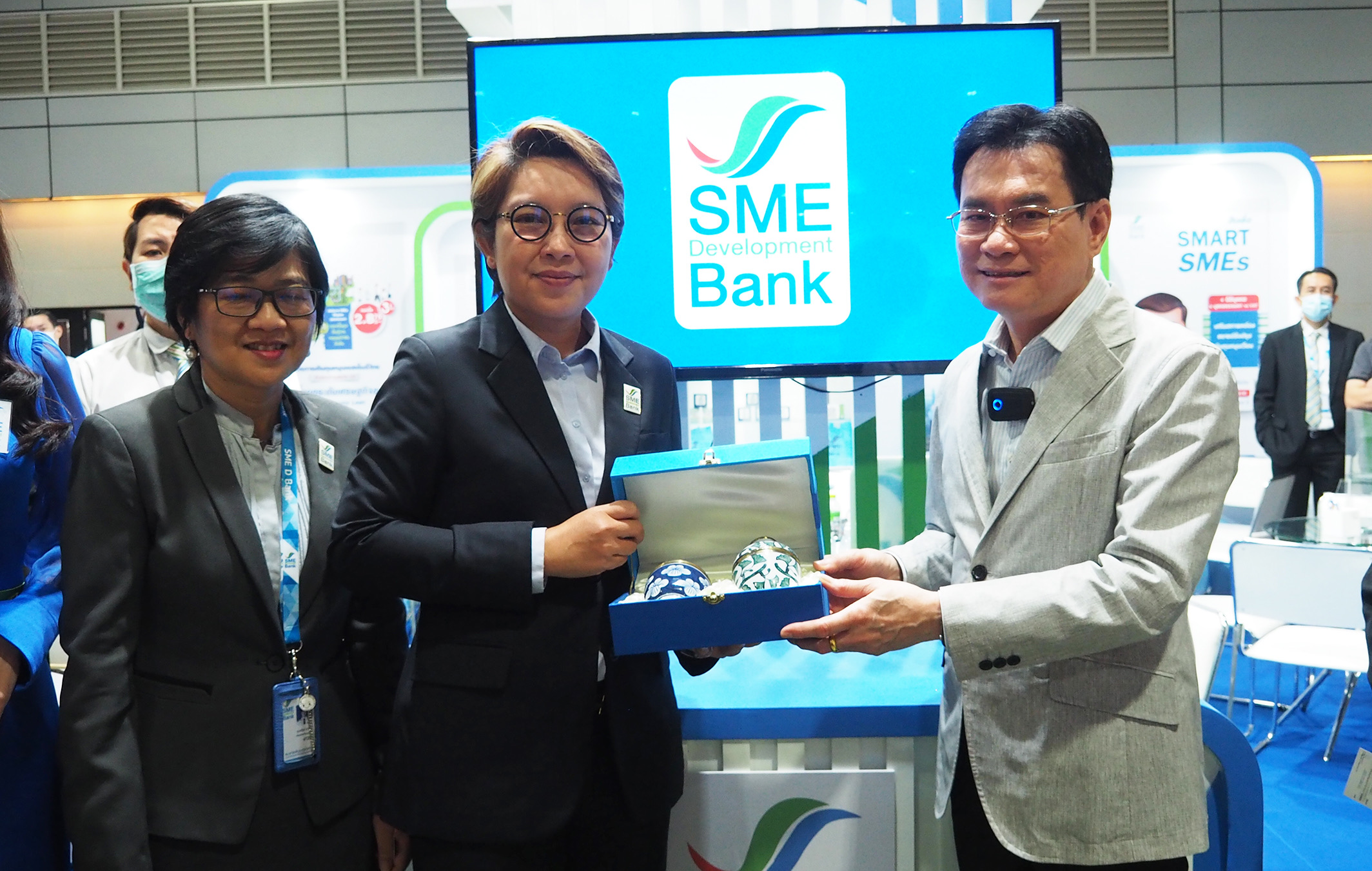รองนายกรัฐมนตรี-รมว.พาณิชย์ เยี่ยมบูธ SME D Bank  ยกขบวนสินเชื่อดอกเบี้ยถูกให้บริการในงาน “Smart SME Expo 2020”
