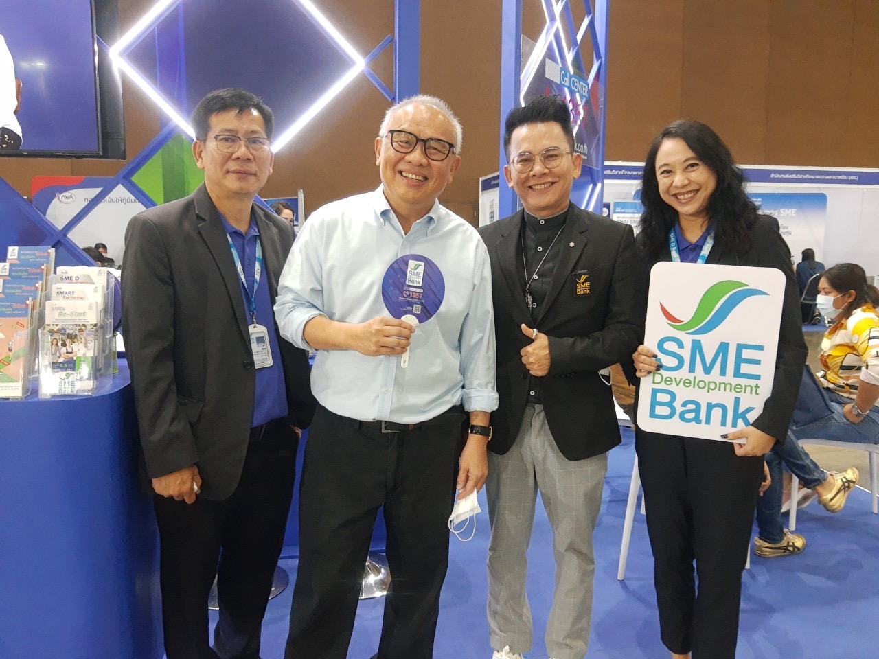 รองนายกฯ และ รมว.คลัง ตรวจเยี่ยมบูธ SME D Bank งานมหกรรมร่วมใจแก้หนี้