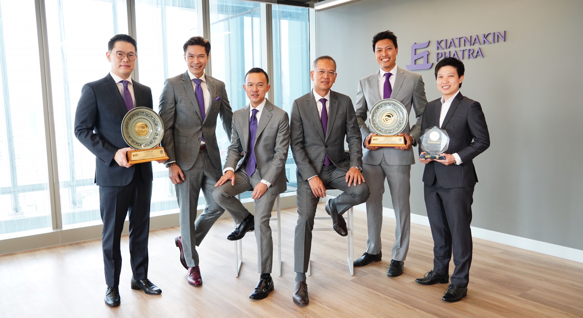 บล.เกียรตินาคินภัทร รวบ 3 รางวัล SET Awards 2020