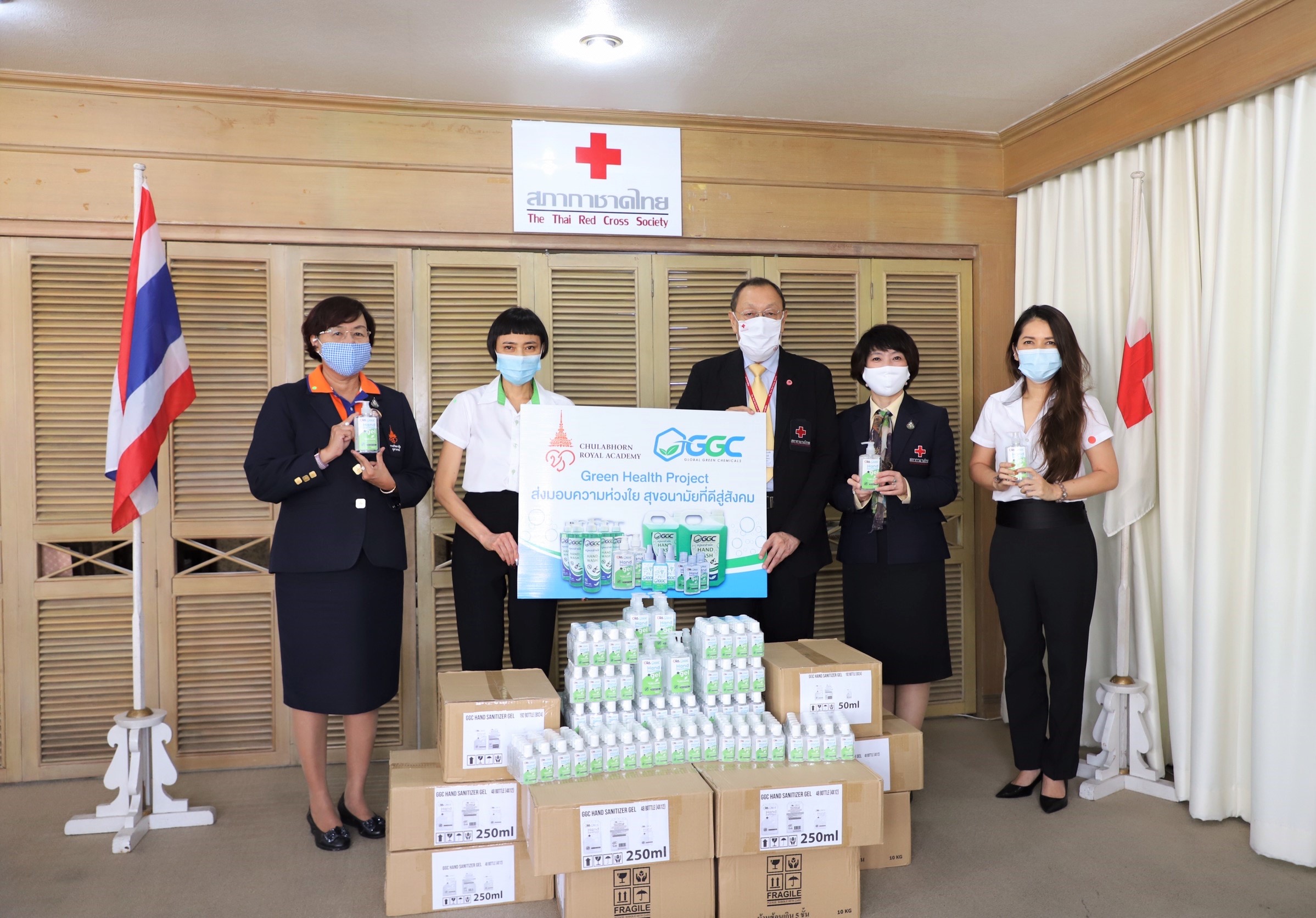 GGC ร่วมสู้ภัยโควิด-19   สนับสนุนเจลแอลกอฮอล์ทำความสะอาดมือ สู่ถุงยังชีพสภากาชาดไทย