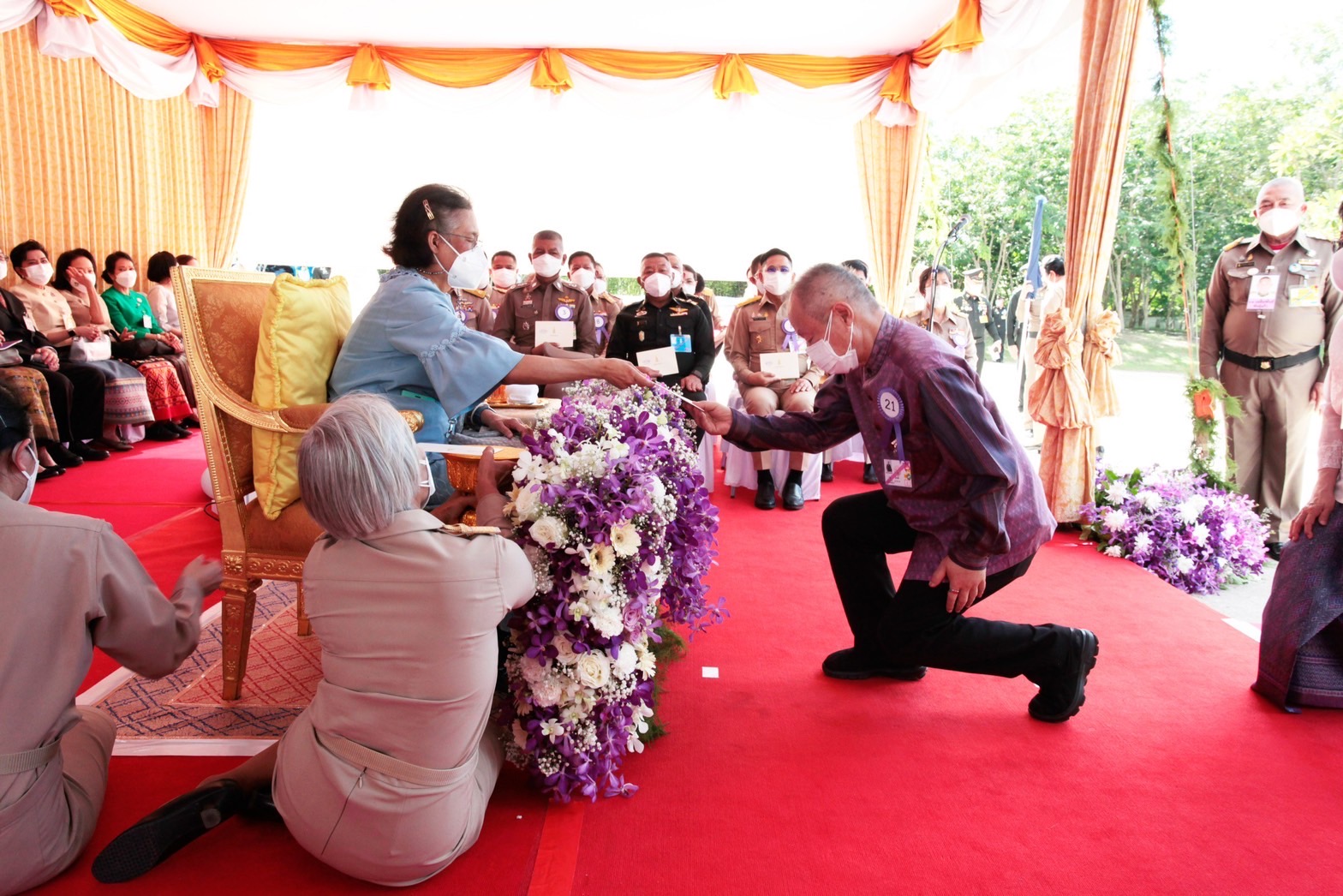 ชัย โสภณพนิช เข้ารับพระราชทานของที่ระลึก ในพิธีเปิดอาคารพิพิธภัณฑ์เก๋งจีนหลวงปู่แบน ธนากโร วัดดอยธรรมเจดีย์