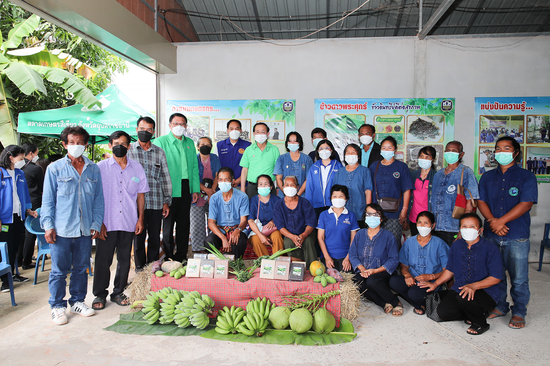 รมว.คลังเยี่ยมชมลูกค้าวิสาหกิจชุมชนบ้านนาเจริญ จังหวัดอุบลราชธานี