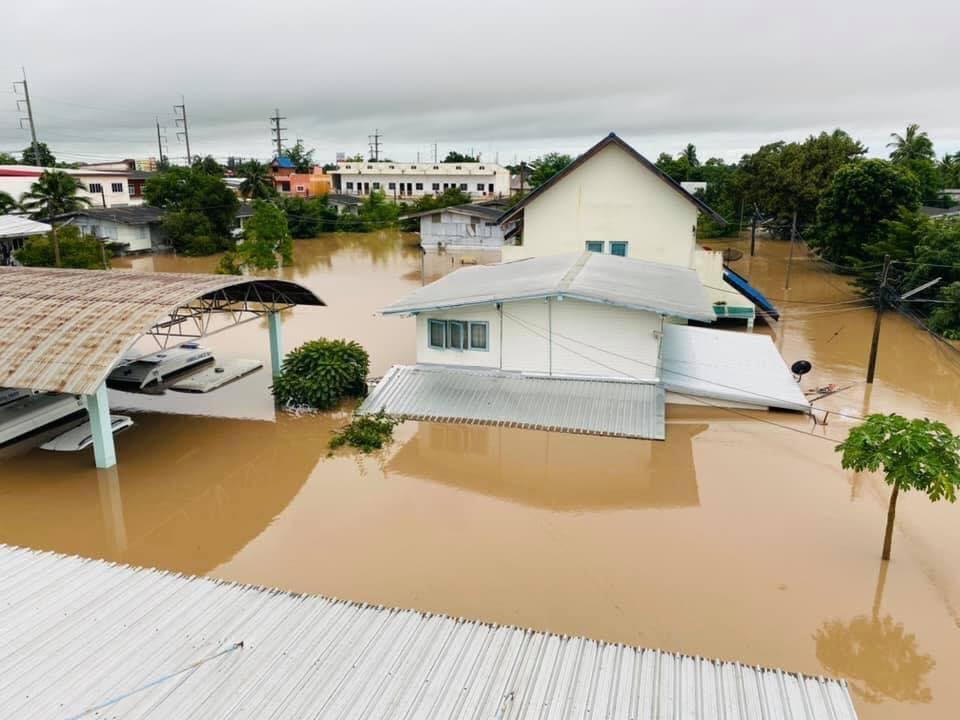 พีทีที สเตชั่น เปิดพื้นที่เป็นหน่วยบริการฉุกเฉินของ รพ.บำเหน็จณรงค์ จ.ชัยภูมิ พร้อมเร่งส่งความช่วยเหลือผู้ประสบอุทกภัย