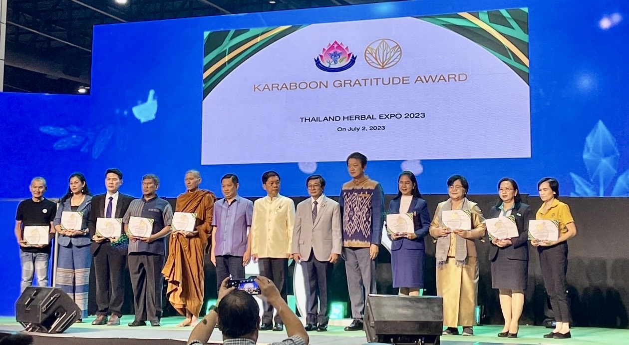 แพทยสมาคมการแพทย์แผนไทยฯ ร่วมกับกรมการแพทย์แผนไทยฯ มอบรางวัล “Karaboon Gratitude Award” บุคลากรภาครัฐ-เอกชน ที่ร่วมผลักดันสมุนไพรกัญชาทางการแพทย์