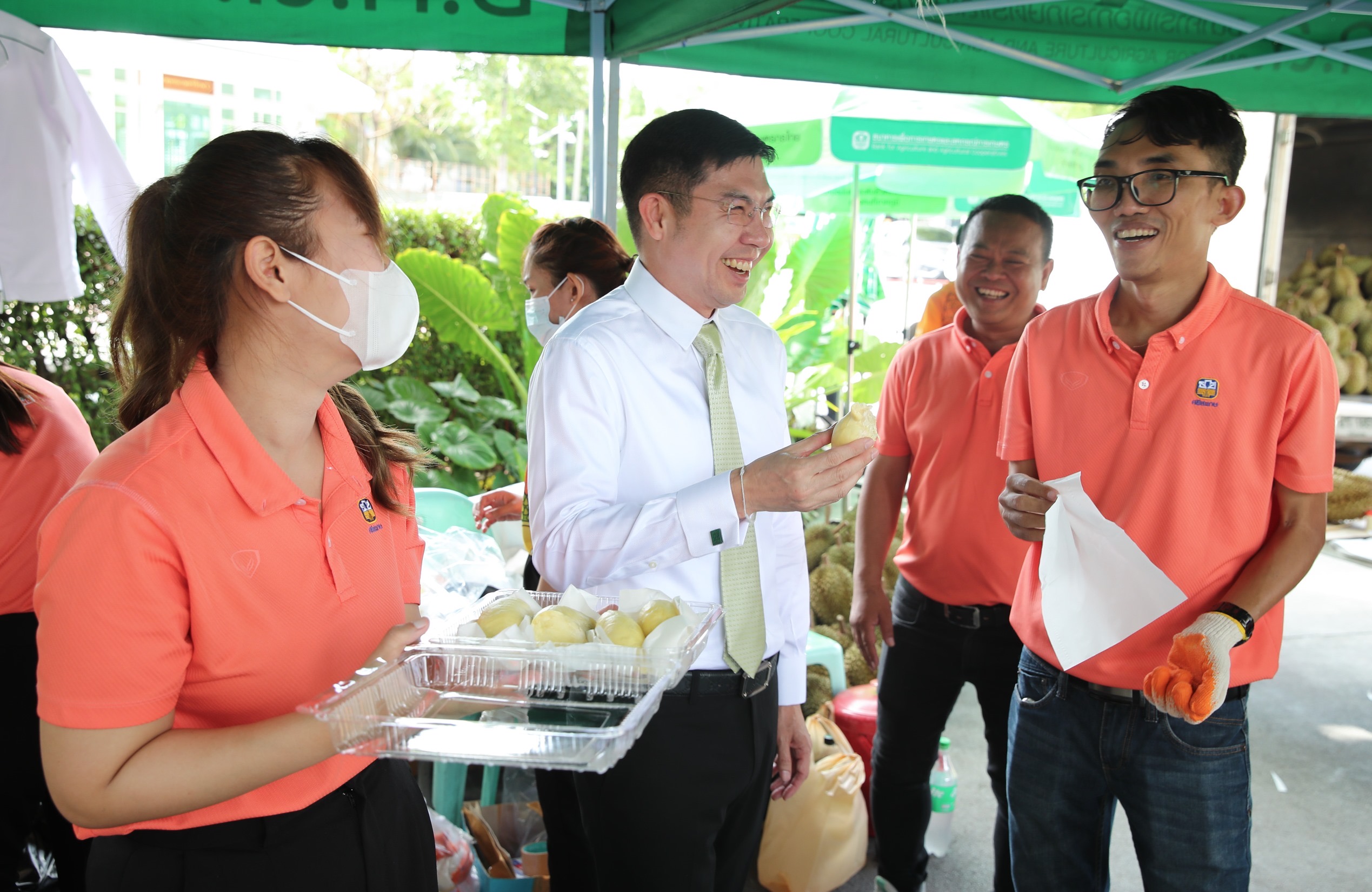 ผู้จัดการ ธ.ก.ส. เยี่ยมชมบูธทุเรียนภูเขาไฟศรีสะเกษ